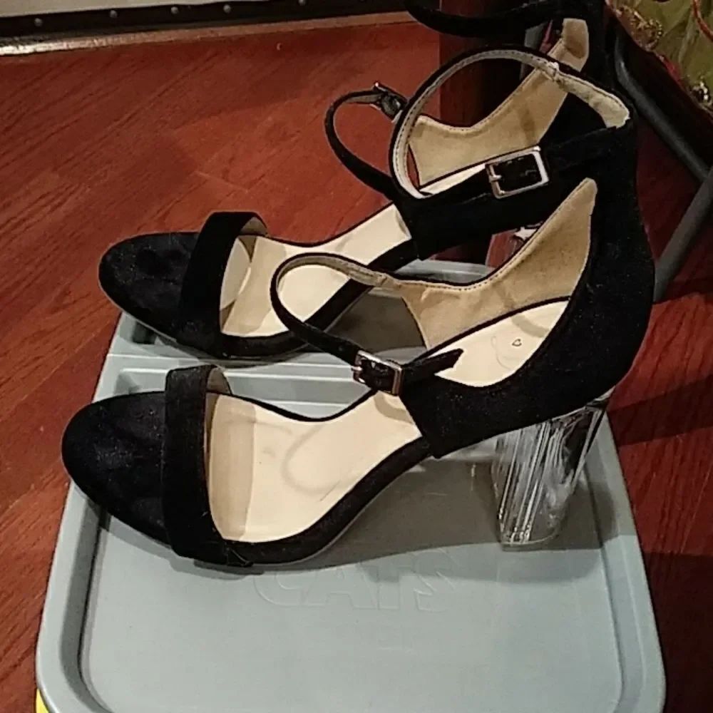 D. Shoes. - Picture 9 of 17